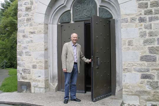 Der Abschied von „seiner“ Kirche – der Auferstehungskirche in Schöneberg – fällt Pfarrer Bernd Henrich nach 31 Dienstjahren in der Wiedgemeinde nicht leicht