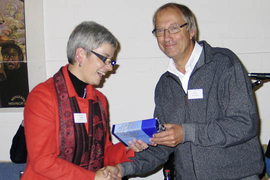 Superintendentin Aufderheide gratuliert Pfarrer Raimund Brückner zum 25. Ordinationsjubiläum