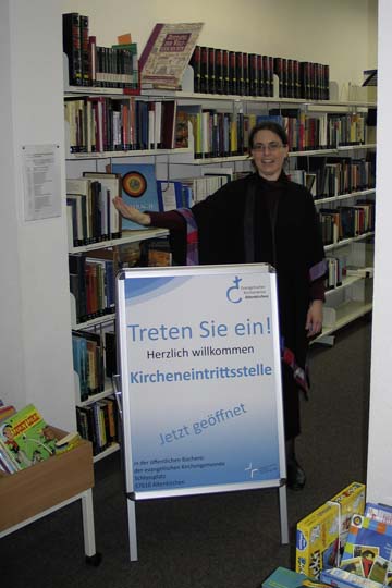 Pfarrerin Angela Scharf in der Bücherei der Evangelischen Kirchengemeinde Altenkirchen