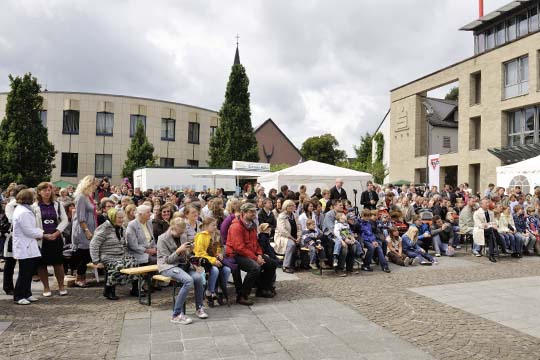 Besucher des Kreiskirchentages auf dem Schlossplatz