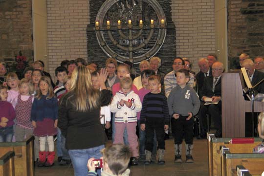 Kindergartenkinder singen für Elisabeth Schubarth