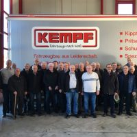 Männer interessiert am Fahrzeugbau