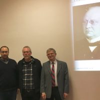 Männer interessiert am Schicksal von Pfarrer Maas