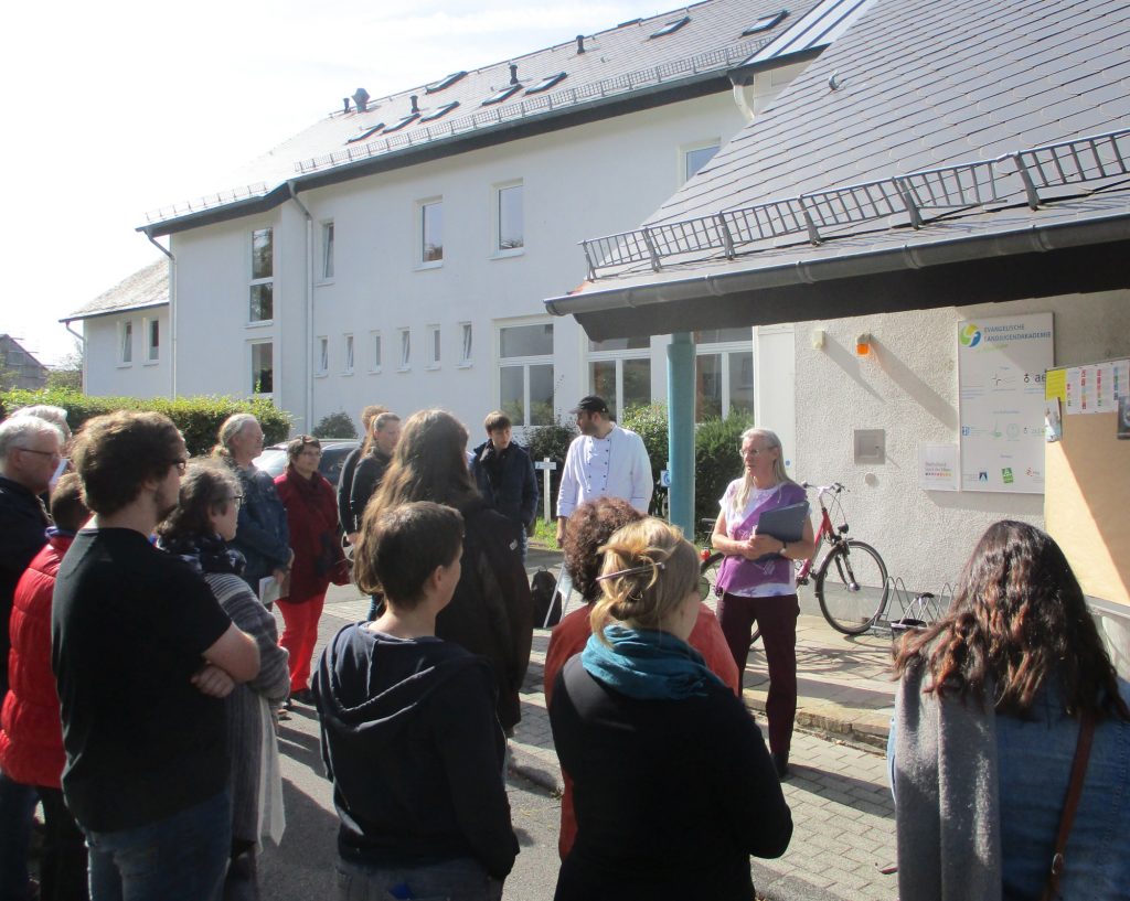 Fortbildungsgruppe vor dem Tagungshaus der Evangelischen Akademie für Land und Jugend 2019