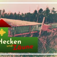 Kirche draußen an den Hecken und Zäunen