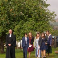 Konfirmation klappt auch unterm Apfelbaum