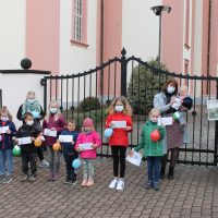 Kontakt zu den Kindern hält