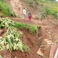 Freunde in Muku beten für die Flutopfer