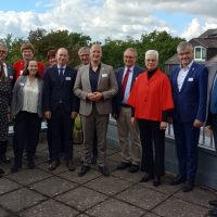 Kirchenleitung besucht Kreis – Präses pflanzt Baum der Hoffnung