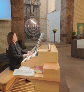 Kreiskantorin Hyejoung Choi am Spieltisch der Orgel der Konzertkirche Altenkirchen