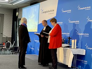 Andrea Aufderheide (l.) wird von Präses Thorsten Latzel und Kirchenleitungsmitglied Helga Siemens-Weibring entpflichtet (PES)