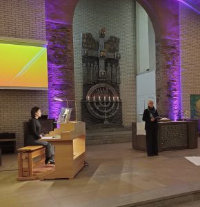 Superintendentin Andrea Aufderheide hält den Gottesdienst, Kreiskantorin Hyejoung Choi an der Orgel (Bild: Kirchenkreis)