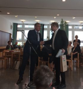 Stadtbürgermeister Ralf Lindenpütz gratuliert Martin Göbler