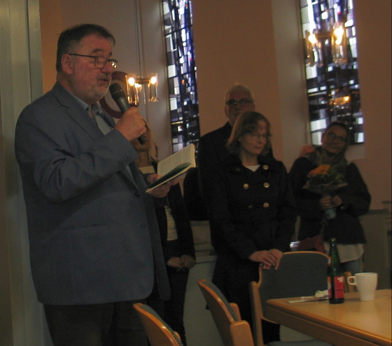 Pfarrer Heinz-Günther Brinken hält eine Andacht. Bild: Petra Stroh