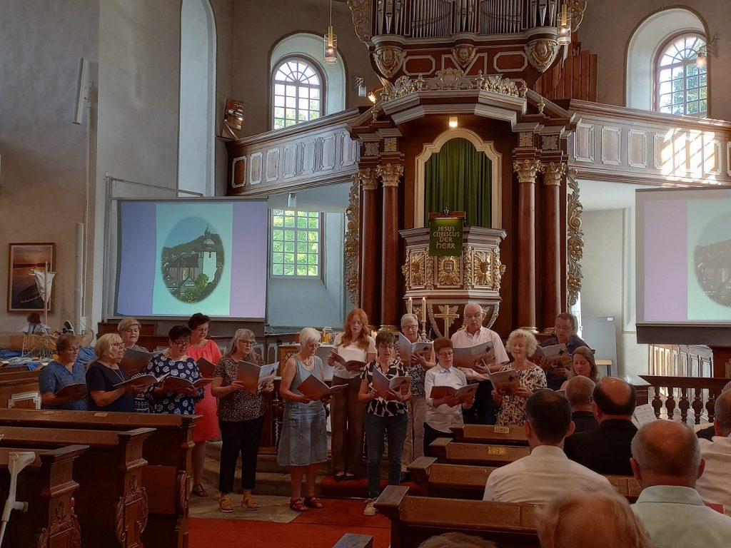 Der Kirchenchor singt zu Nicole Ekers Einführung in Daaden.
