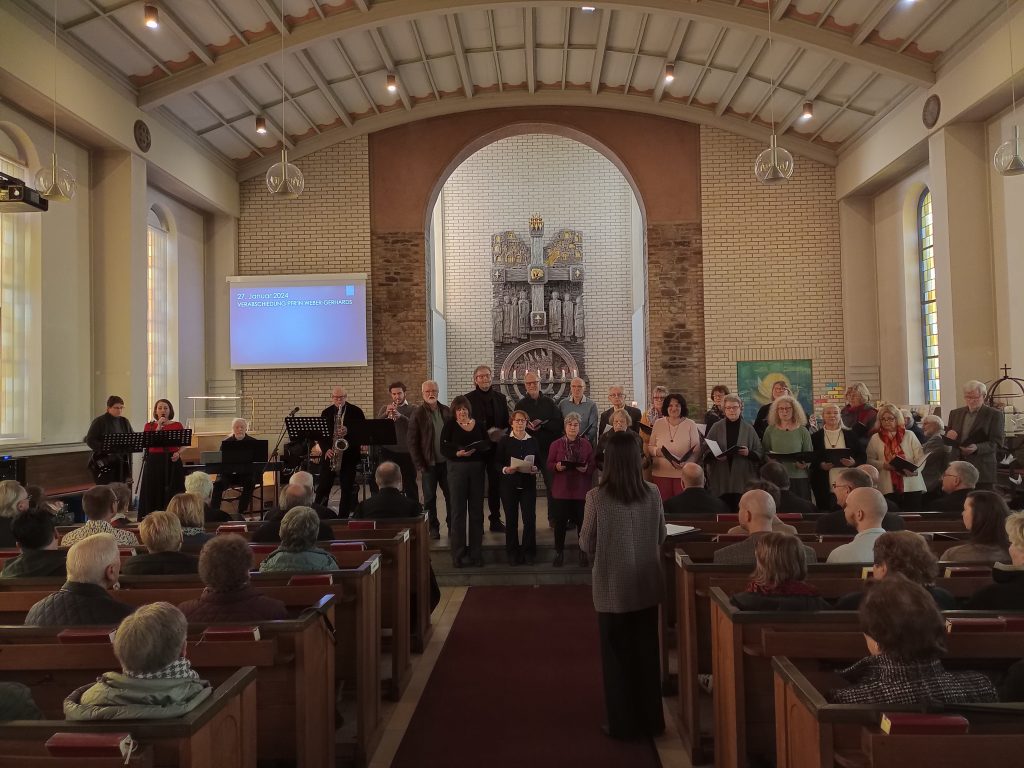 Die Kantorei musiziert gemeinsam mit der Kirchenband