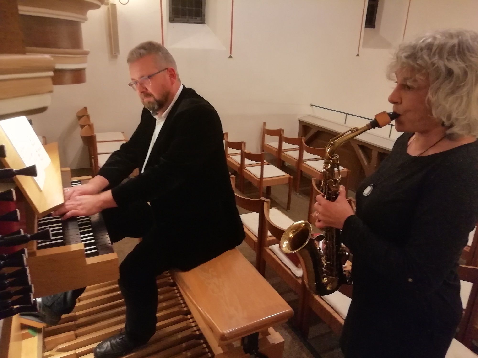 Stefan Palm und Jolanta Lerch musizieren in der Birnbacher Kirche (Foto: Alfred Stroh)