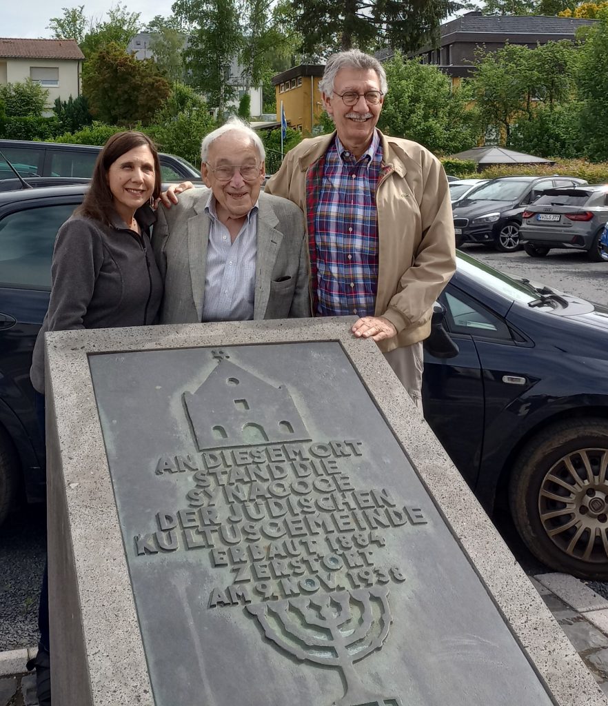 Harry Abraham (m) mit Marcy und Dr. Edward Rosenthal an der Gedenkstätte der Synagoge in Altenkirchen