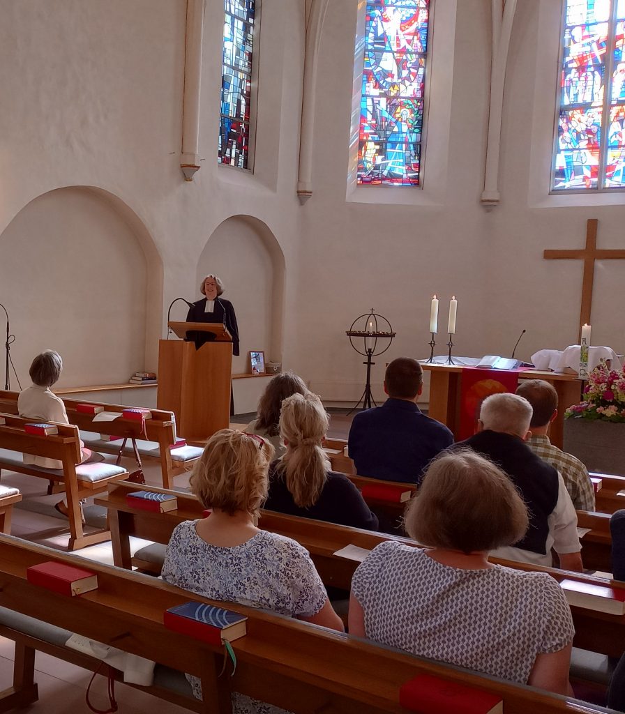 Pfarrerin Sabine Keim aus der Kirchengemeinde Kirchen-Freusburg hält die Synodalpredigt.