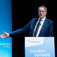 RLP-Ministerpräsident Schweitzer betont Bedeutung von Kirche für Demokratie