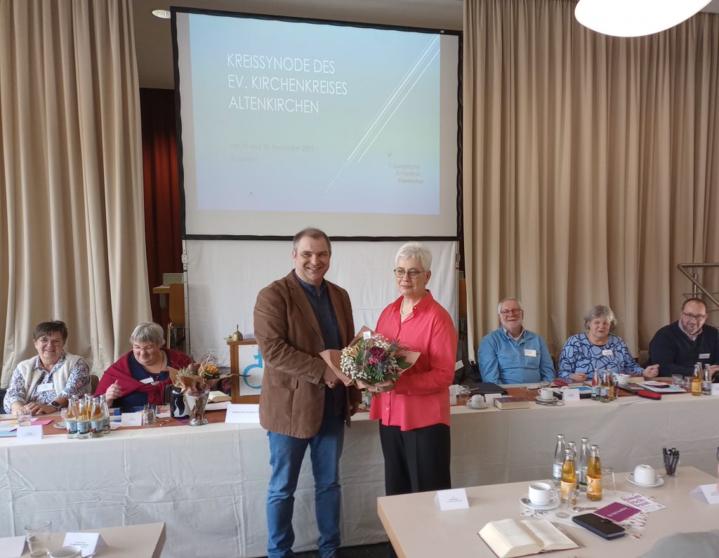 Superintendentin Andrea Aufderheide gratuliert Pfarrer Martin Göbler zur Wahl zum stellvertretenden Skriba