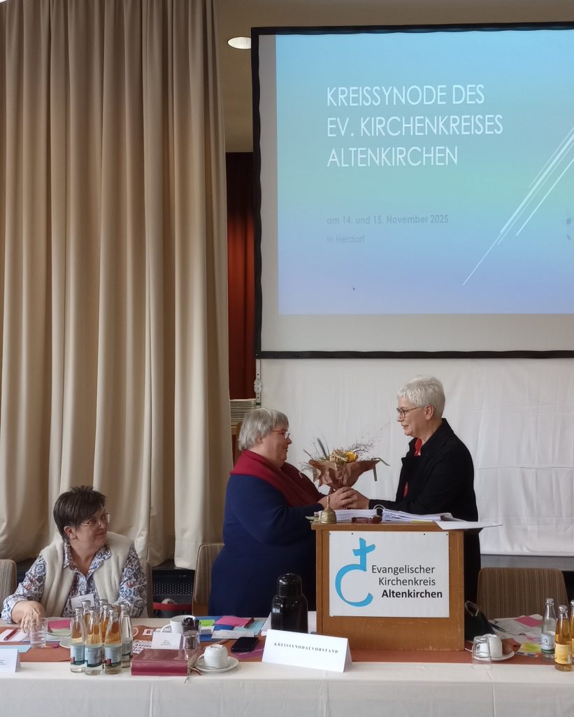 Superintendentin Andrea Aufderheide gratuliert Pfarrerin Kirsten Galla zur Wahl zur Assessorin