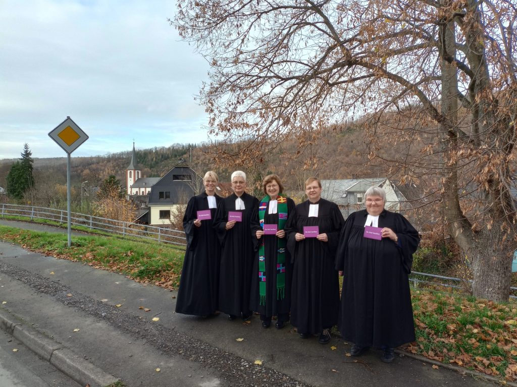 Pfarrerinnen aus dem Kirchenkreis präsentieren das Motto für den Kirchentag 2027 in Düsseldorf: „Du bist kostbar“ (Jes 43,4). Von links nach rechts: Barbara Kulpe, Superintendentin Andrea Aufderheide, Karin Andrea Bayer, Martina Kaiser und Assessorin Kirsten Galla