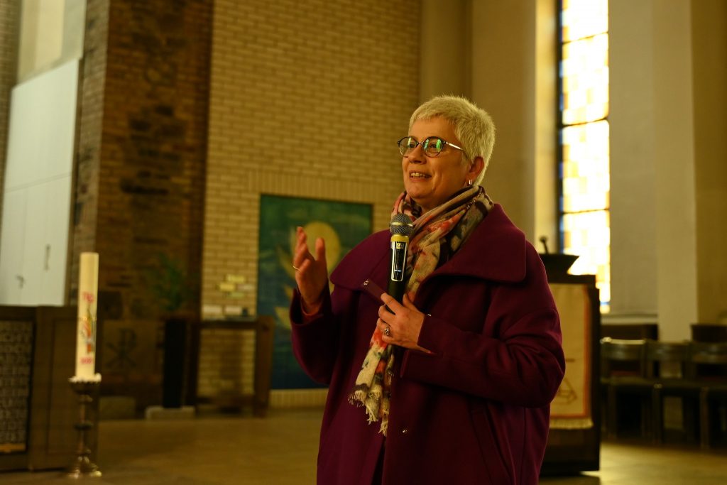 Superintendentin Pfarrerin Andrea Aufderheide spricht in der Christuskirche in Altenkirchen