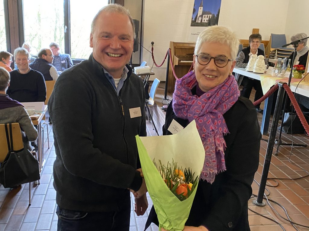 Superintendentin Pfarrerin Andrea Aufderheide (r.). gratuliert ihrem Nachfolger Marcus Tesch zur Wahl