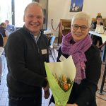 Superintendentin Pfarrerin Andrea Aufderheide (r.). gratuliert ihrem Nachfolger Marcus Tesch zur Wahl