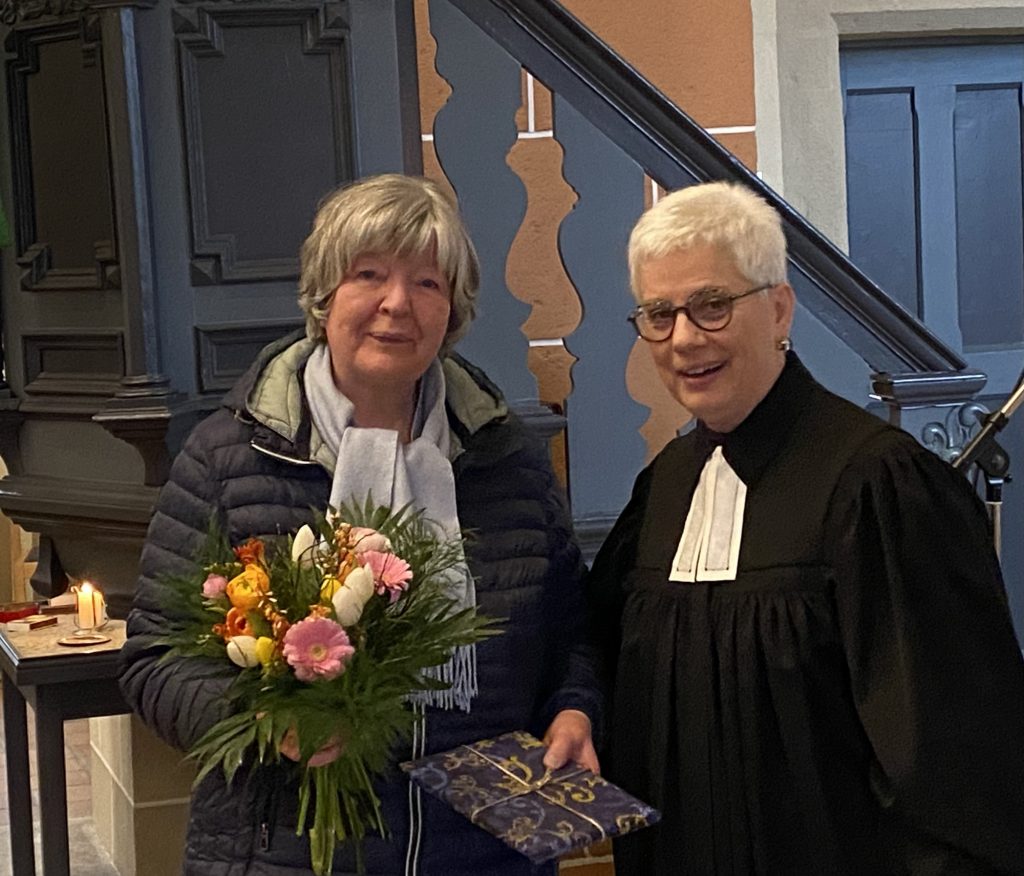 Superintendentin Pfarrerin Andrea Aufderheide (r.). würdigt Reinhild Roßbach.