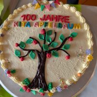 Partyhüte und Muffins in Herzform