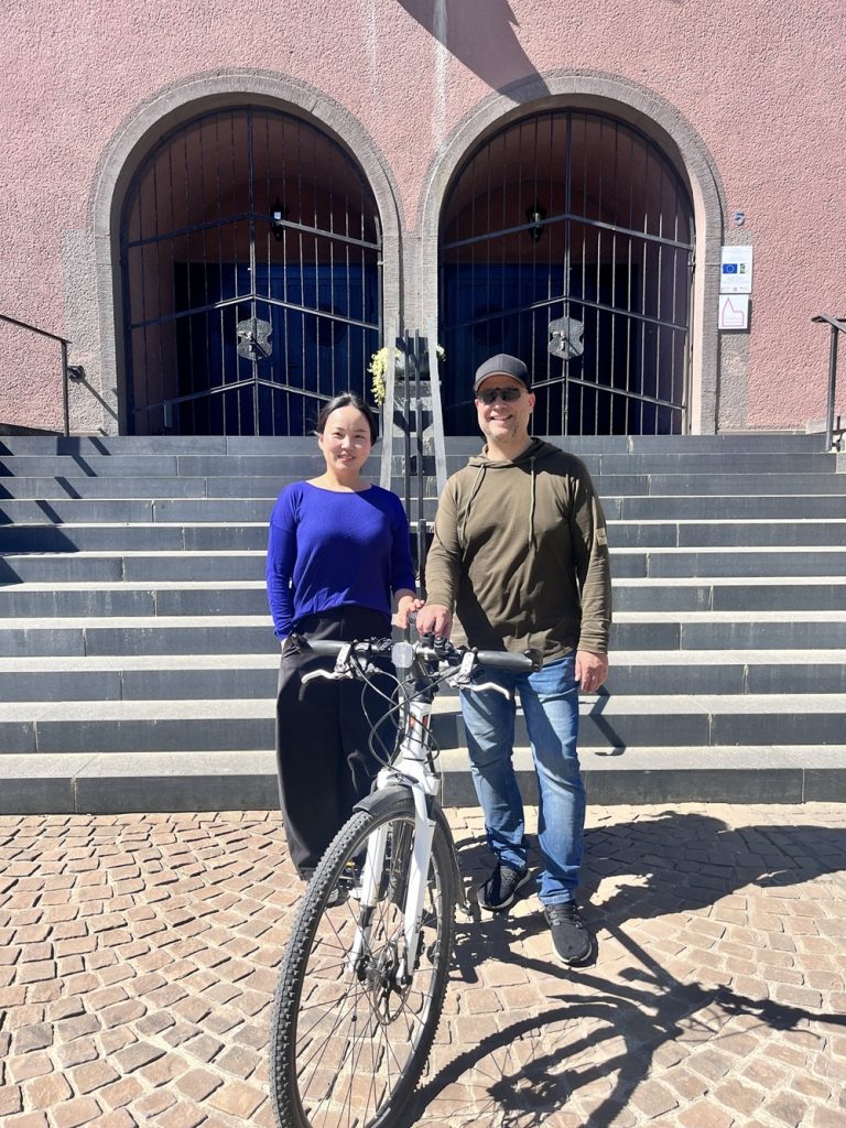 Sie wollen Bewegungsfreude mit Orgelmusikgenuss verbinden: Hyejoung Choi, die Altenkirchener evangelische Kreiskantorin, und ihr katholischer Kollege, der Seelsorgebereichsmusiker Thorsten Schmehr, freuen sich darauf, in den Sommerferien Interessierten auf einem Radausflug einen Ausschnitt der Westerwälder Orgelwelt näherzubringen. (Foto: Jakob Jang)