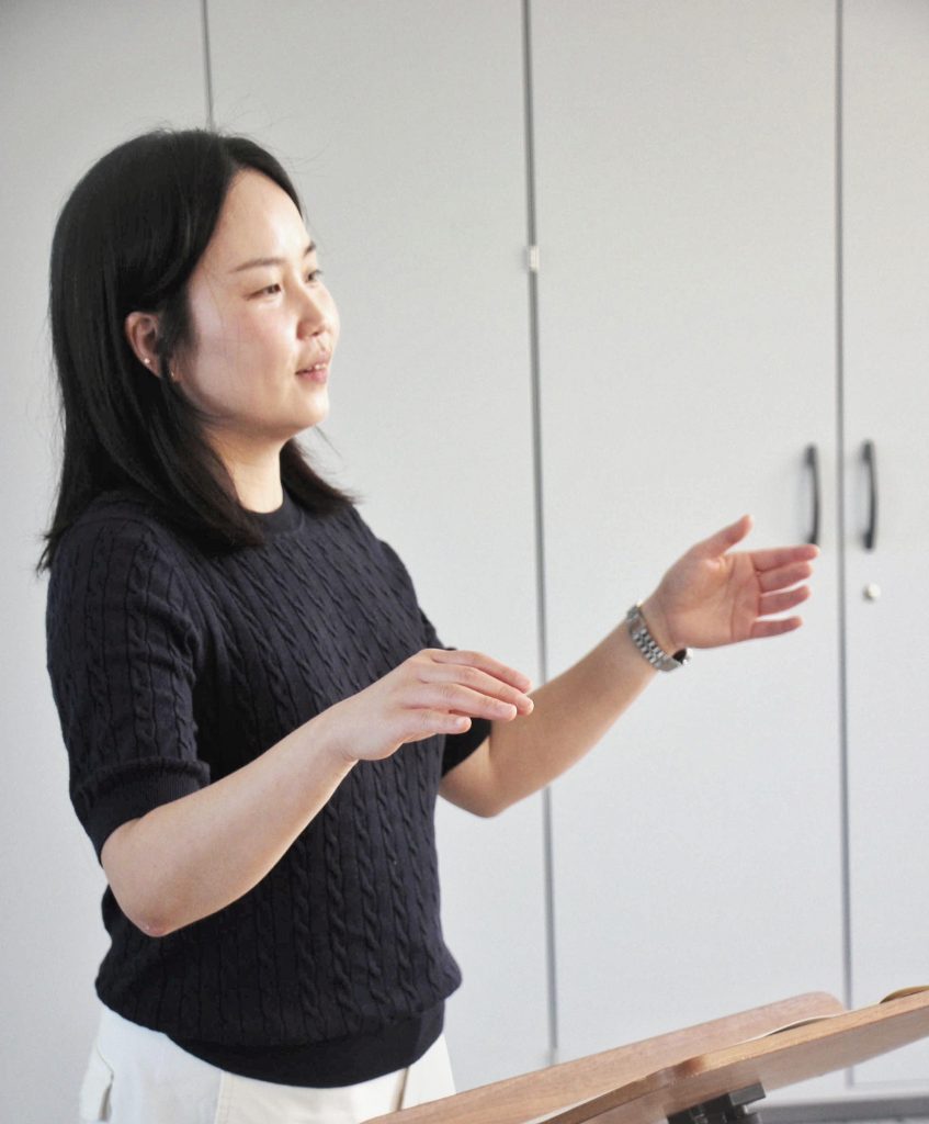 Hyejoung Choi dirigiert. (Foto: Julia Hilgeroth-Buchner)