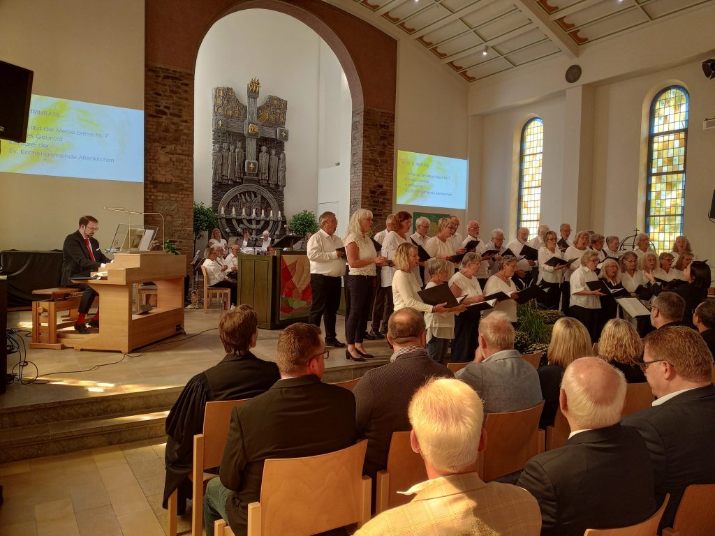 Die Kantorei singt unter Leitung von Hyejoung Choi und wird von Simon Schumacher an der Orgel begleitet.