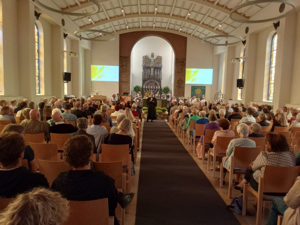 Marcus Tesch predigt frei vor voller Christuskirche