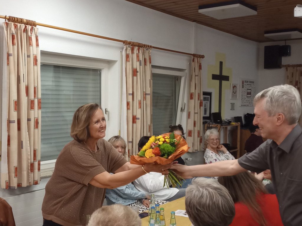 Brigitte Jung erhält zu ihrem Ausscheiden aus dem Stiftungsrat einen Blumenstrauß