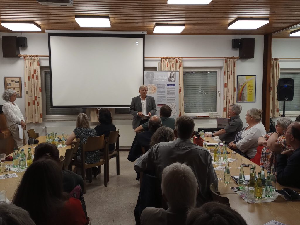 Pfarrer Theodor Maas stellt die neue Ausstellung vor