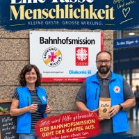 Eine Tasse Menschlichkeit – Männerarbeit sammelt Kaffee für die Bahnhofsmission